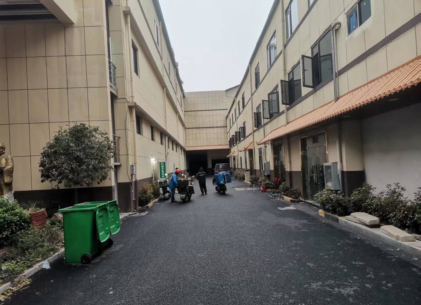 江汉区汉口火车站附近二环旁，6000平厂房仓库出租