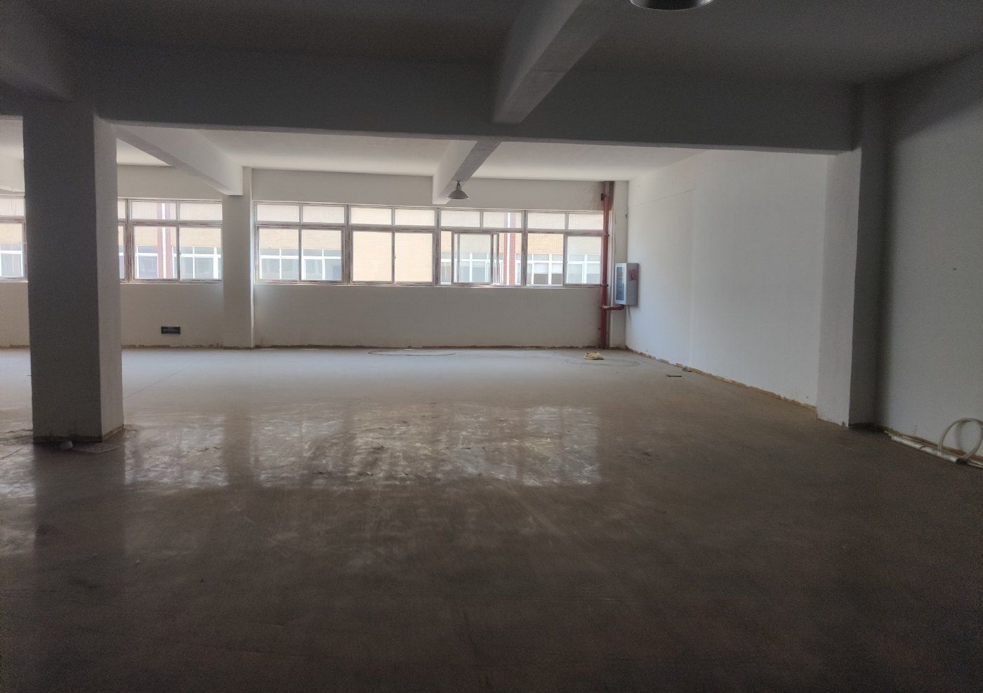 黄陂750平电商办公仓库高4米地坪漆无尘处理配套齐全，整租，进出9米车