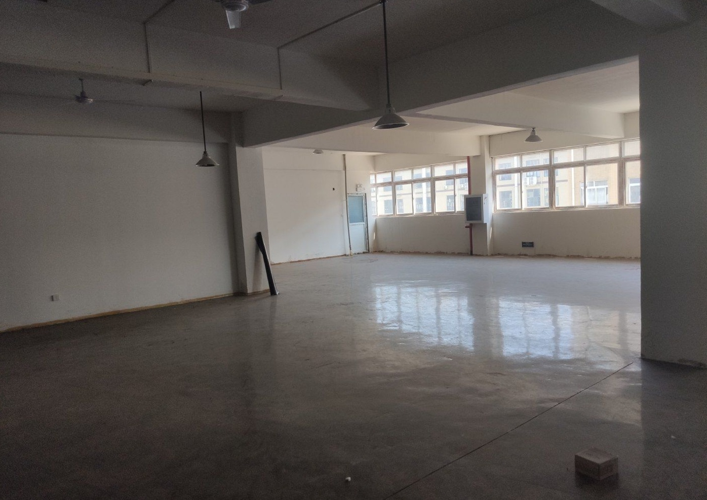 黄陂750平电商办公仓库高4米地坪漆无尘处理配套齐全，整租，进出9米车